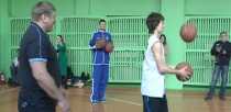 В Ревде идут баскетбольные мастер-классы для школьников 