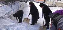 В Ревде неизвестный заставил ветеранов убирать снег 