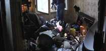 В Ревде люди два месяца жили по соседству с трупом, заваленным мусором в своей квартире 
