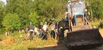 Трудовые отряды мэра Ревды помогают работникам городского кладбища 
