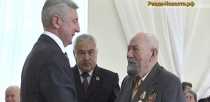 Ревдинским ветеранам вручили награды за освобождение Белорусии 