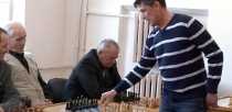 Ветераны СУМЗа сыграли в шахматы с известным гроссместером