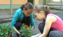В Ревде молодежь СУМЗа посадила цветы для детей 