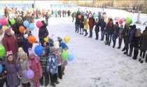 К юбилею школы № 3 Ревды дети и педагоги встали в огромный хоровод 