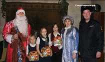 Полицейский Дед Мороз поздравил детей Ревды