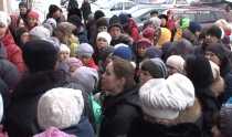 Ажиотаж в Ревде. Четыре сотни горожан утром встали в очередь за путевками для детей