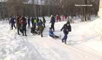 Ученики 28 школы Ревды с радостью ползали по снегу