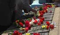 Тысячи живых цветов принесли жители Ревды к городскому мемориалу в День Победы