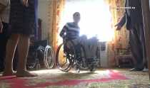 Ему хочется жить, а нам хочется - помочь! Молодому ревдинцу подарили инвалидную коляску