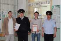 Полицейские Дегтярска наградили сотрудников больницы 