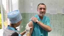 Главный врач больницы Ревды подал пример горожанам и привился от гриппа