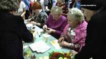 На празднике Дня пожилого человека ветераны Ревды мастерили открытки и играли в шахматы