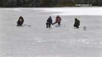На тонкий лед в Ревде уже вышли рыбаки и дети