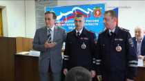 В Ревде двое полицейских получили награду за спасение автомобилистки