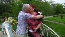 В Ревде семьи с пятидесятилетнем супружеским стажем целовались в парке