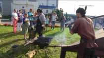 На юбилее "Демидов-центра" в Ревде танцевали котильон, ковали подковы и делали селфи в стоге сена