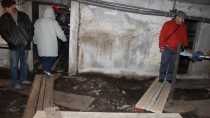 «Наш дом скоро рухнет», - переживают жители Ковельской, 9 из-за затопленного подвала