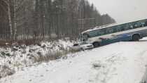 На трассе автобус из Ревды вылетел в кювет