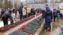 Праздник со слезами. Жители Ревды возложили цветы к мемориалу воинам Великой Отечественной войны