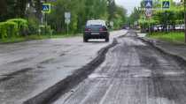 В Ревде начался ремонт дорожного полотна и тротуаров по улице Спортивная. Видео