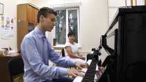Индонезийцы с немецкой начинкой. Музыкальной школе Ревды подарили два новых пианино