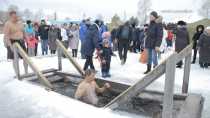 Традиции праздника. В Ревде прошли крещенские купания. Видеосюжет