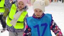 "Единая Россия" устроила очередные лыжные гонки для дошколят Ревды. Видеосюжет