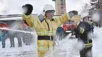 Начальника пожарной части Ревды прилюдно облили водой. Так спасатели провожают коллег на пенсию