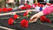 Праздник со слезами... Сотни жителей Ревды принесли цветы на городской Мемориал. Видеосюжет