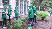 В Ревде молодежь СУМЗа высадила 1600 цветов у детского социально-реабилитационного центра