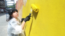 Художница из Ревды четыре дня расписывала фасад здания в Екатеринбурге — она участвовала в фестивале «Стенограффия»