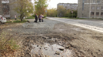 Асфальт будет, но в следующем году. Жители Ревды жалуются на испорченные возле дома дороги