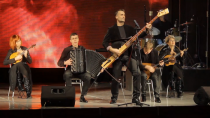 В Ревде ансамбль "Изумруд" сыграл рок-концерт на народных инструментах