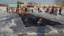 Полвека в ледяной воде. Клубу любителей зимнего плавания "Айсберг" Ревды исполнилось 50 лет