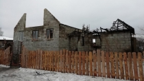 В выходные в Ревде на улице Коммуны горел дом. Погиб человек