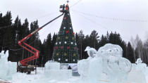 За Дворцом культуры Ревды идет строительство ледового городка. Таких масштабов еще не было