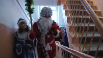 Дед Мороз и Снегурочка из больницы. Медики Ревды поздравили 10 многодетных семей