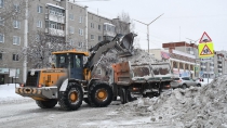 В Ревде коммунальщики борются с последствиями снегопада