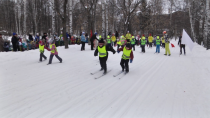 "Единая Россия" в Ревде восьмой раз подряд собрала дошколят на лыжне