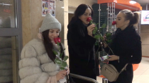 С добрым утром и с наступающим праздником! На проходной Кирзавода в Ревде раздавали цветы женщинам