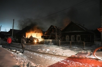 От пожара в Ревде пострадали два дома. И сгорела машина