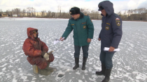 Лед становится опасным. Спасатели Ревды призывают рыбаков быть осторожными