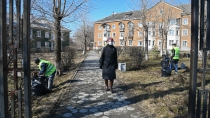 Коммунальщики начали уборку в парках Ревды