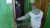 В Ревде волонтеры НЛМК развозили особым ветеранам предприятия продукты и хозтовары