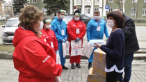 Депутат Александр Серебренников подарил волонтерам и соцработникам Ревды партию медицинских масок