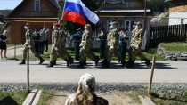 Парад у дома. Росгвардия в Ревде пела и маршировала для труженика тыла Александры Поповой