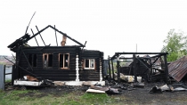 На улице Димитрова в Ревде сгорел дом. Там жила пенсионерка