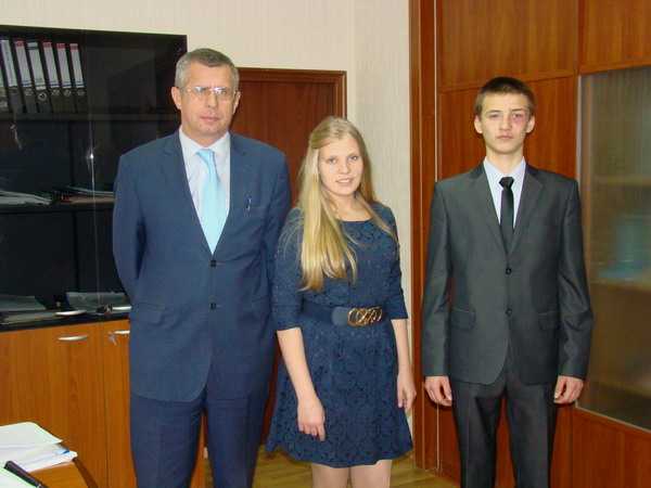 Студенты РМТ Бабушкина Дарья и Ладейщиков Иван с директором Моисеевым Виктором Степановичем