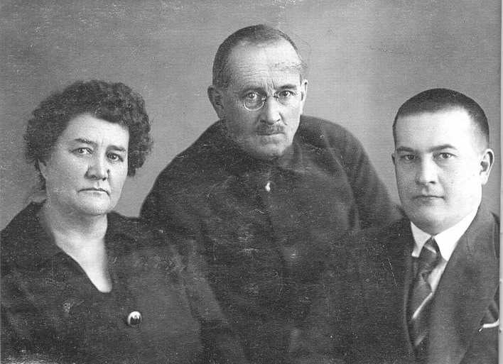 НИКОЛАЙ НИКОЛАЕВИЧ ИОНОВ с женой и сыном. 1950 год.