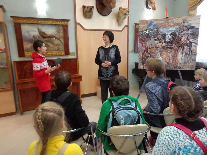 София Баран передает образцы древесного угля заведующей Областному музею природы Е. Скурыхиной